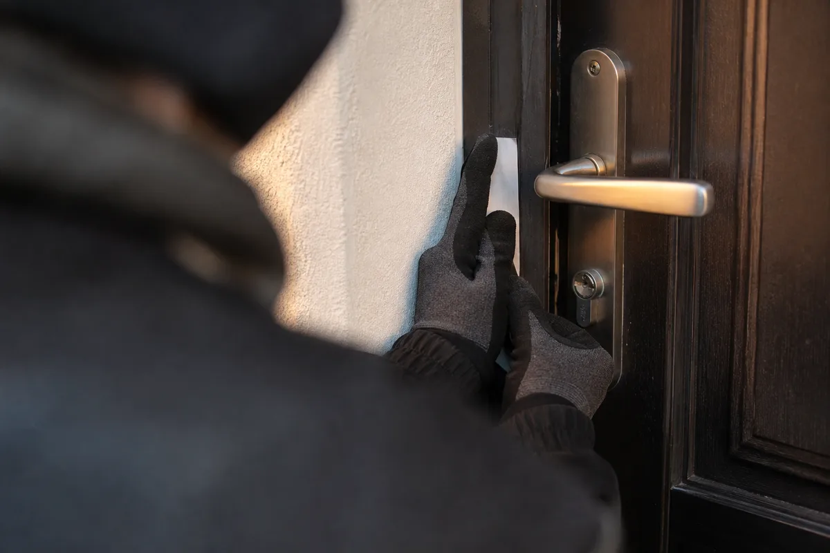 Serrurier ouvrant une porte d&rsquo;entrée claquée d&rsquo;un pavillon istréen à l&rsquo;aide d&rsquo;une carte technique